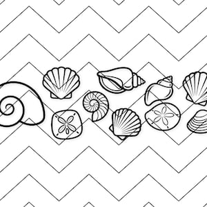 Puede incluir: Ilustración en blanco y negro de varias conchas marinas, incluyendo conchas en espiral, conchas de vieira y un dólar de arena, dispuestas sobre un fondo con patrón de zigzag. Imagen gráfica de elementos costeros.