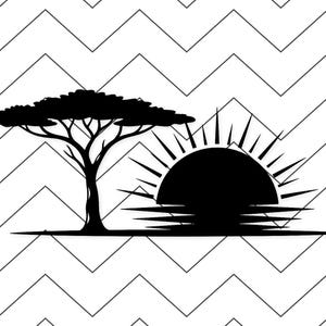 Può includere: Silhouette nera di un albero di acacia e di un sole al tramonto con linee radianti. L'immagine è ambientata su uno sfondo bianco con un motivo a zig-zag nero. Il design evoca la savana africana.