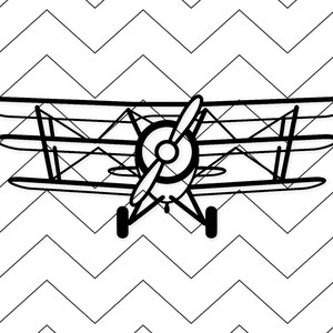 Op de afbeelding: Zwart-wit illustratie van een dubbeldekker met een propeller, tegen een achtergrond met een zigzagpatroon. Het vliegtuig heeft twee vleugelsets en een gedetailleerd ontwerp.