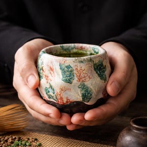 Japanische Shino Yunomi Teetasse, handgefertigte Wabi Sabi Keramiktasse, grün-rote Tropfglasur