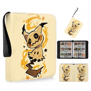 Puede incluir: Una carpeta para tarjetas coleccionables de color crema con una ilustración gráfica del personaje Mimikyu en amarillo y negro. La carpeta incluye una correa de muñeca negra, un pequeño tarjetero a juego y una vista interior con varias cartas.