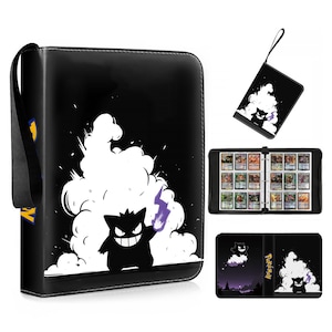 Puede incluir: Una carpeta negra con cremallera para tarjetas coleccionables que presenta un gráfico del personaje Gengar emergiendo de humo blanco mientras sostiene una llama morada. Incluye una correa de muñeca negra, fundas de plástico y el logo Pokémon.