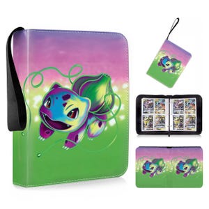 Può includere: Un raccoglitore con cerniera per carte collezionabili con una colorata illustrazione di Bulbasaur su uno sfondo sfumato verde e viola. Il raccoglitore include un cinturino da polso nero, un interno nero con bustine trasparenti e una vista completa.