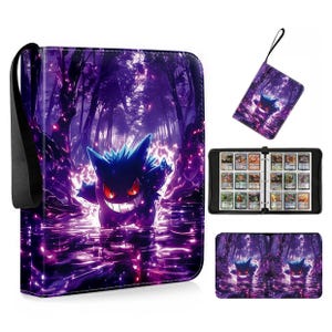 Peut inclure: Un classeur à cartes à collectionner violet illustré d'une créature sombre et épineuse aux yeux rouges et au large sourire dans une forêt. Le classeur comprend une dragonne noire, une fermeture éclair et des pochettes en plastique internes.