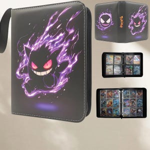 Pode incluir: Pasta de cartas preta com um design Gengar roxo e preto, fecho de correr e alça de transporte. A pasta é mostrada com várias páginas de cartas colecionáveis. A lombada da pasta tem a palavra "Pokemon".