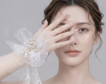 Elegante corsage da polso con fiocco in tulle, dettagli in cristallo e perle – Accessorio floreale da polso