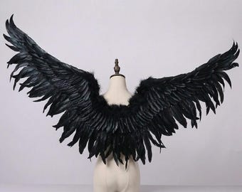 Disfraz de alas de ángel de plumas negras, arnés de alas plegable y correas para mochila.