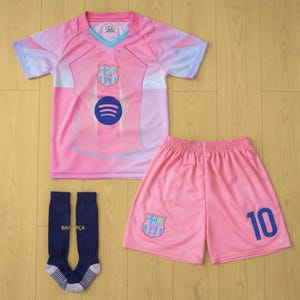 Completo da calcio del Barcellona, kit da calcio per bambini e adulti, set di pantaloncini e calzini sportivi rosa con scollo a V, abbigliamento traspirante per allenamento, unisex.