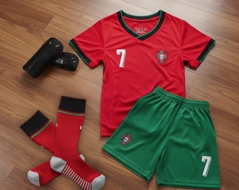 Set maglia da calcio per bambini Ronaldo #7 Portogallo CR7, completo sportivo traspirante con pantaloncini e calzini, personalizzabile con nome, idea regalo.