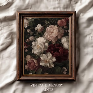 Puede incluir: Una impresión floral enmarcada con un fondo oscuro y flores blancas, rosas y burdeos. La impresión está en un marco de madera marrón oscuro. El texto "VINTAGE VENUSY PRINTS" está en la parte inferior de la imagen.