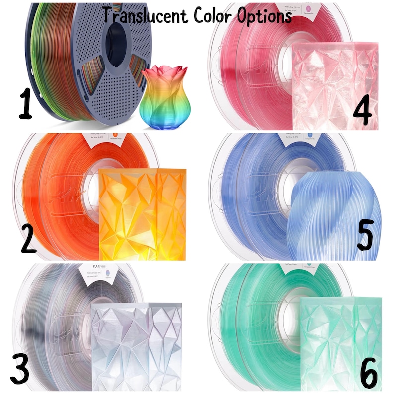 Pu&ograve; includere: Immagine che mostra le opzioni di colore traslucido per i filamenti di stampa 3D. L'immagine mostra sei diversi rocchetti di filamento con oggetti stampati in 3D corrispondenti. I colori includono arcobaleno, rosa, arancione, blu, grigio e verde. Il testo in alto recita "Opzioni colore traslucido."
