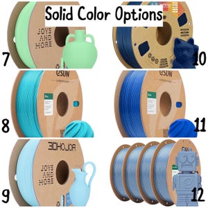 Pu&ograve; includere: Un'immagine che mostra varie bobine di filamento per stampa 3D a tinta unita e oggetti stampati in 3D. I colori includono tonalit&agrave; di verde, blu e azzurro. Il testo "Solid Color Options" &egrave; visualizzato in alto.