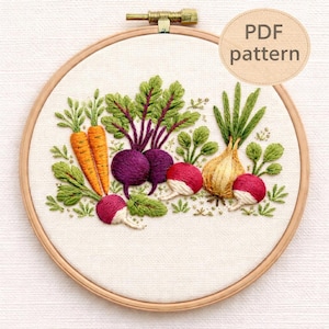 Peut inclure: Broderie sur cercle représentant un jardin de légumes. Le motif comprend des carottes, des betteraves, des radis et un oignon, le tout réalisé avec des fils de couleurs vives. Le texte "PDF pattern" est dans un cercle en haut à droite.