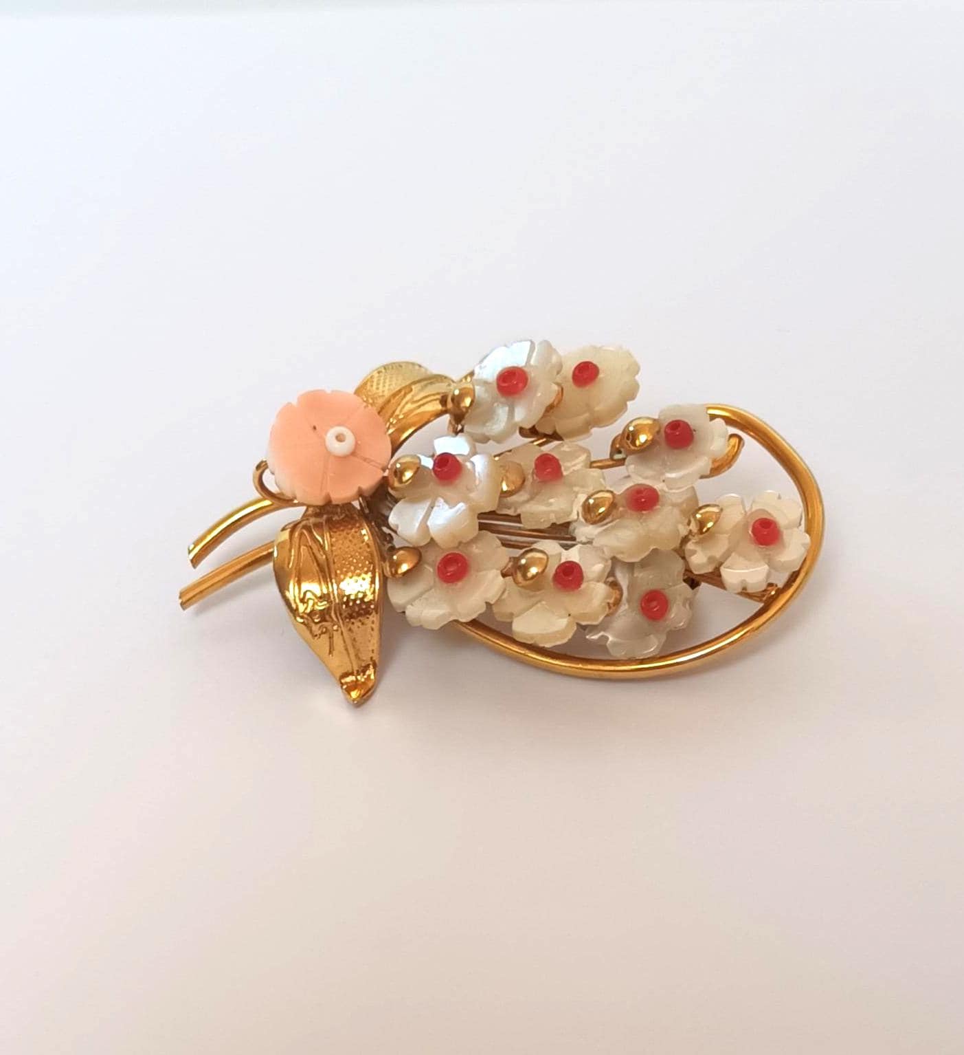 Broche Ancienne Fleur En Nacre, Numéro N540
