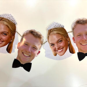 Könnte beinhalten: Eine Girlande aus Papierauschnitten mit lächelnden Gesichtern. Zwei Frauen tragen Diademe und Rüschenkragen. Zwei Männer tragen schwarze Fliegen. Die Ausschnitte sind mit Bindfaden zu einer Girlande aufgereiht.