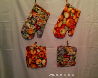 Oven mitt and pot holder set