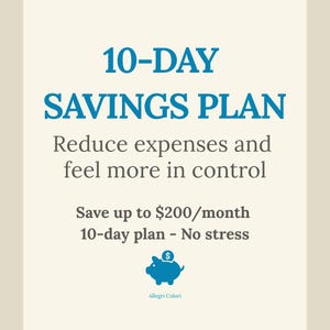 Può includere: Grafica color crema con il testo "10-DAY SAVINGS PLAN" in blu. Il testo sottostante recita "Riduci le spese e sentiti più in controllo". Un'icona di salvadanaio blu in basso, con il testo "Allegri Colori".