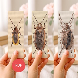 Peut inclure: Trois marque-pages de point de croix sur le thème des insectes. Chaque marque-page présente un motif d'insecte différent dans des tons de marron, de jaune et de beige. Les marque-pages sont présentés sur un fond clair. Un cercle rouge avec le texte "PDF" est visible.