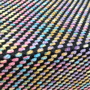 Tela de poliéster bouclé colorida, base negra con textura multicolor, por metro.