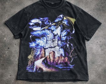 Drachen Fantasy Vintage Wasch Shirt, Schloss Drache Grafik T-Shirt, Mittelalterliches Fantasy Shirt, Episches Drachen Szene Hoodie Sweatshirt, Unisex Geschenk.