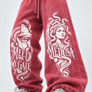 Medusa mjukisbyxor, grekisk mytologi med gorgonorm och grafiska vävda byxor, gotisk tatueringsstil, vintage tvättade joggingbyxor, unisexkläder.