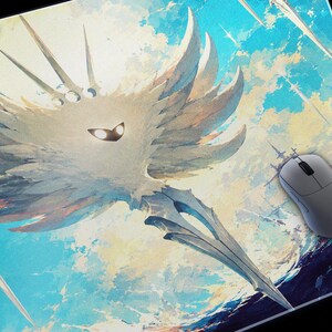 Könnte beinhalten: Eine rechteckige Schreibtischunterlage mit einer digitalen Illustration eines geflügelten, weißen, leuchtenden Wesens mit einem spitzen Schwanz vor einem hellblauen und gelben Himmel, ergänzt durch eine graue kabellose Computermaus rechts.