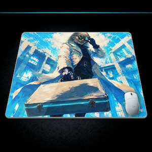 Puede incluir: Una alfombrilla de ratón rectangular con una ilustración estilizada de una figura con bata blanca y gafas protectoras que sostiene un maletín metálico. El fondo muestra una estructura arquitectónica en tonos azules bajo un cielo brillante.