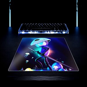Può includere: Un tappetino da scrivania rettangolare con una vibrante illustrazione digitale di un personaggio stilizzato con maschera bianca e occhi blu luminosi, che impugna una lama lunga e sottile. La scena include creature simili a meduse su sfondo scuro.