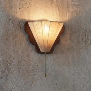 Kinkiet ścienny z plisowanym kloszem, lampa ścienna z litego drewna z materiałem, kinkiet do sypialni o ciepłym, nastrojowym charakterze, lampa ścienna z łańcuszkiem, wystrój wabi sabi
