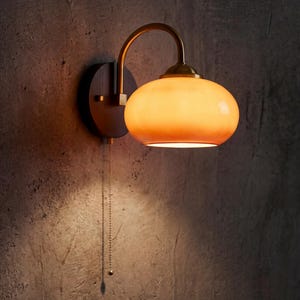 Vägglampa i bärnstensfärgat glas, vägglampa i trä och mässing, varm retro sovrumslampa, modern vägglampa i mitten av århundradet, mysig vardagsrumsbelysning
