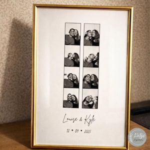Könnte beinhalten: Goldfarbener Rahmen mit einem Schwarz-Weiß-Fotostreifen. Der Druck zeigt acht einzelne Fotos eines Paares. Die Namen "Louise & Kyle" und das Datum "12.09.2025" sind in Schreibschrift unten aufgedruckt.