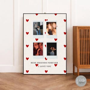 Könnte beinhalten: Ein gerahmtes Fotocollage mit vier Sofortbildern von Freunden. Der Hintergrund ist cremefarben mit roten Herzakzenten. Der Text "BEST FRIENDS FOREVER I LOVE YOU" ist unten aufgedruckt. Der Rahmen ist schwarz.