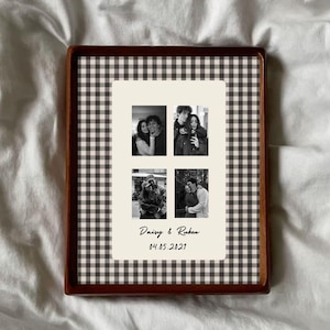 Könnte beinhalten: Ein holzgerahmtes Fotocollage mit vier Schwarz-Weiß-Bildern von Paaren. Der Hintergrund ist ein braun-weißes Karomuster. Die Namen "Daisy & Ruben" und das Datum "04.05.2021" sind auf dem Fotocollage aufgedruckt.