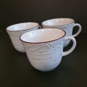 Juego de 3 tazas de café de gres blanco con diseño rústico en relieve de Pfaltzgraff Trellis.