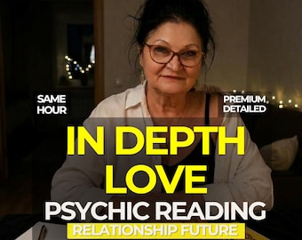 Op de afbeelding: Een persoon met donker haar en een bril zit achter een tafel met tarotkaarten en een notitieboek. Tekstoverlays lezen: SAME HOUR, PREMIUM DETAILED, IN DEPTH LOVE, PSYCHIC READING, RELATIONSHIP FUTURE. De scène is zwak verlicht met zachte lichten.