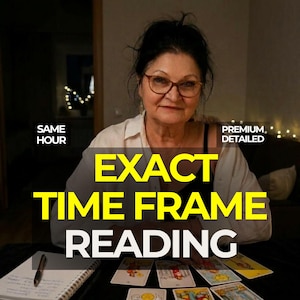Puede incluir: Una persona con cabello oscuro y gafas, vistiendo una camisa blanca, sentada ante una mesa con cartas de tarot y un cuaderno. El texto dice SAME HOUR, PREMIUM DETAILED, EXACT TIME FRAME READING. La escena tiene una iluminación tenue.