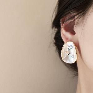Vintage Floral Shell Earrings, Pearl Gold Statement Earrings, Korean Aesthetic Jewelry, Cottagecore Flower Stud Earrings, Coquette Gift