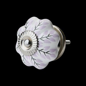 Puede incluir: Pomo de armario de cerámica blanca y lavanda con diseño floral y base de metal plateado. El pomo presenta un borde festoneado y un patrón de hojas. Adecuado para muebles y decoración del hogar.