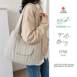 Peut inclure: Un sac fourre-tout rayé avec une poche avant et une large bandoulière. L'image contient le texte : VIDEO TUTORIAL, PixelMintStudio, Tote Bag, ONE SIZE, STEP BY STEP GUIDE BEGINNER FRIENDLY, et un graphique de machine à coudre et aiguille.