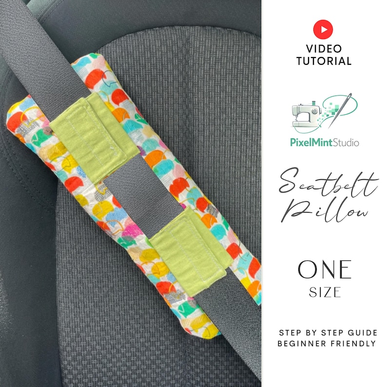 Puede incluir: Una almohada colorida para cintur&oacute;n de seguridad con un estampado de paraguas rojos, amarillos, azules y verdes. La almohada est&aacute; sujeta a un cintur&oacute;n de seguridad gris y tiene un parche verde lima. El texto "Seatbelt Pillow" y "One Size" son visibles.