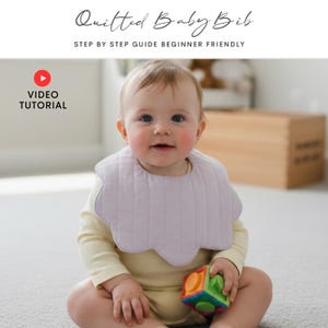Può includere: Un bambino indossa un bavaglino trapuntato lilla chiaro con un bordo smerlato. Il bambino tiene in mano un giocattolo colorato e indossa una tutina gialla a maniche lunghe. Il testo "Quilted Baby Bib" e "Step by Step Guide Beginner Friendly" è in alto.