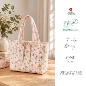 Op de afbeelding: Een gewatteerde tote bag met een crèmekleurige achtergrond met een klein roze bloemenpatroon, twee verticale handvatten en een centraal crèmekleurig striklint. Tekst rechts: Video Tutorial, PixelMintStudio, Tote Bag, One Size, Step by Step Guide.