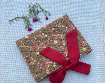 キルティングブックスリーブ（紐付き）の縫製パターン：（2サイズ） - デジタルPDFパターン