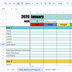 Könnte beinhalten: Eine Tabelle mit dem Titel "2026 Workout Program" mit einem Januar-Kalender. Die Tabelle enthält Spalten für Sätze, Wiederholungen, Gewicht, RPE und Notizen. Workouts umfassen Kniebeugen, Larson, Hack Squat und Wadenheben.