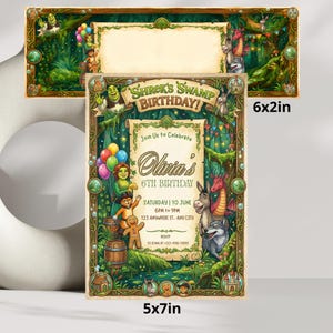 Puede incluir: Un set de invitaciones de cumpleaños con temática de Shrek que incluye una tarjeta vertical de 12,7x17,8 cm y un banner horizontal de 15,2x5,1 cm. Ambos artículos muestran un fondo de bosque pantanoso con personajes de Shrek y texto.