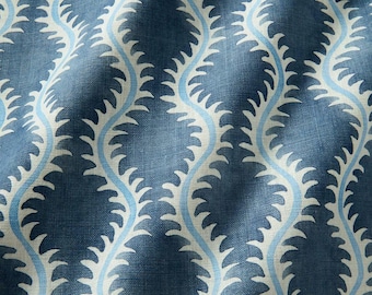 Può includere: Un tessuto con un motivo verticale ripetuto di linee ondulate azzurre che incorniciano forme blu scuro seghettate simili a foglie. Il materiale presenta una trama tessuta visibile con pieghe morbide che creano ombre sulla superficie.
