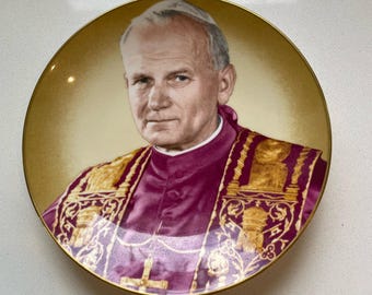 Plato de cerámica antiguo que conmemora la visita de Su Santidad, el Papa Juan Pablo II, al Reino Unido en 1982.