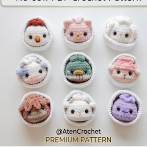 Puede incluir: Nueve pequeñas figuras de peluche tejidas a ganchillo dispuestas en cuadrícula, cada una dentro de una base circular blanca. Las figuras incluyen un pollo, una criatura rosa, un cordero blanco, una vaca, un pato verde, una oveja rosa, una vaca marrón, una cabra blanca y una criatura morada.