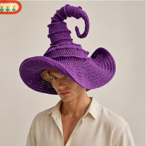 Puede incluir: Un sombrero de ganchillo de color morado vibrante con un ala ancha y ondulada y una copa alta y puntiaguda que se curva en la parte superior. El sombrero está construido con puntos de hilo texturizados, creando una apariencia acanalada.