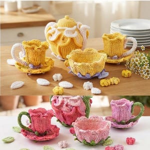 Puede incluir: Un juego de dos sets de té de ganchillo, uno en amarillo y blanco y otro en rosa y verde. Cada set incluye una tetera, dos tazas con platillos y un cuenco pequeño, todos con forma de flores en flor con pétalos texturizados.